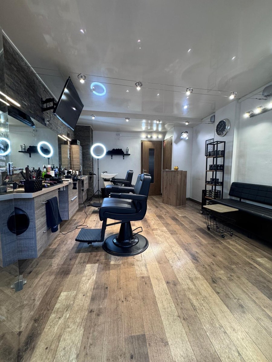 Intérieur du salon Lemon Barber à Menton — fauteuil de barbier et miroirs lumineux